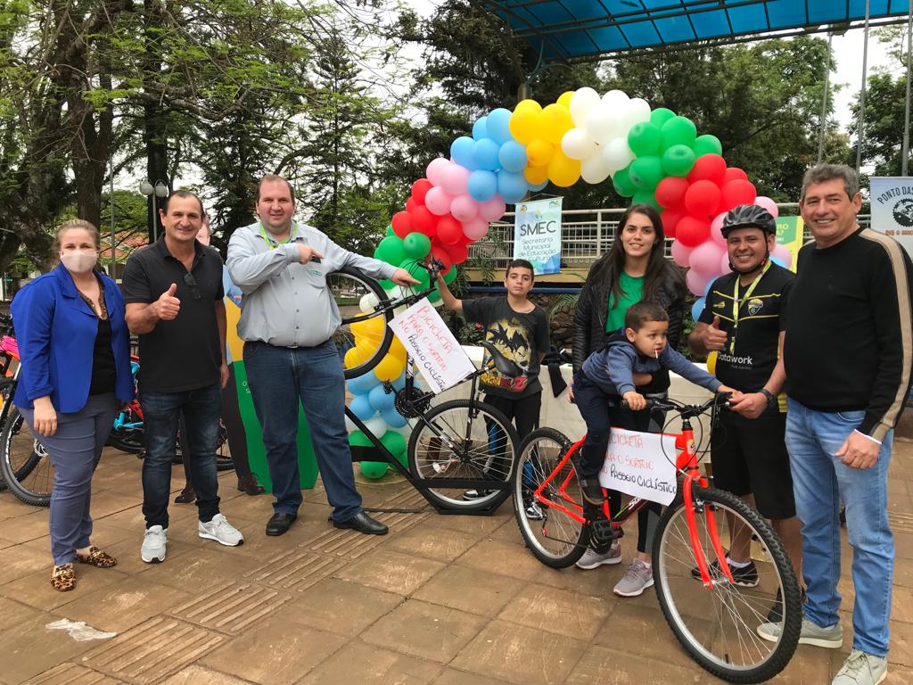 Passeio ciclístico reuniu dezenas de participantes